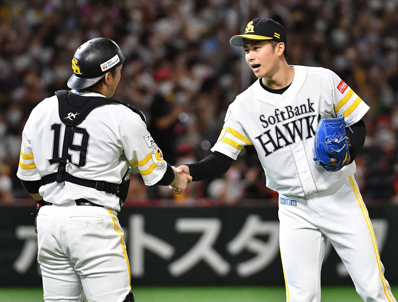 ソフトバンク対ロッテ　完封勝利を挙げ、甲斐（左）と握手を交わす板東（撮影・岩下翔太）