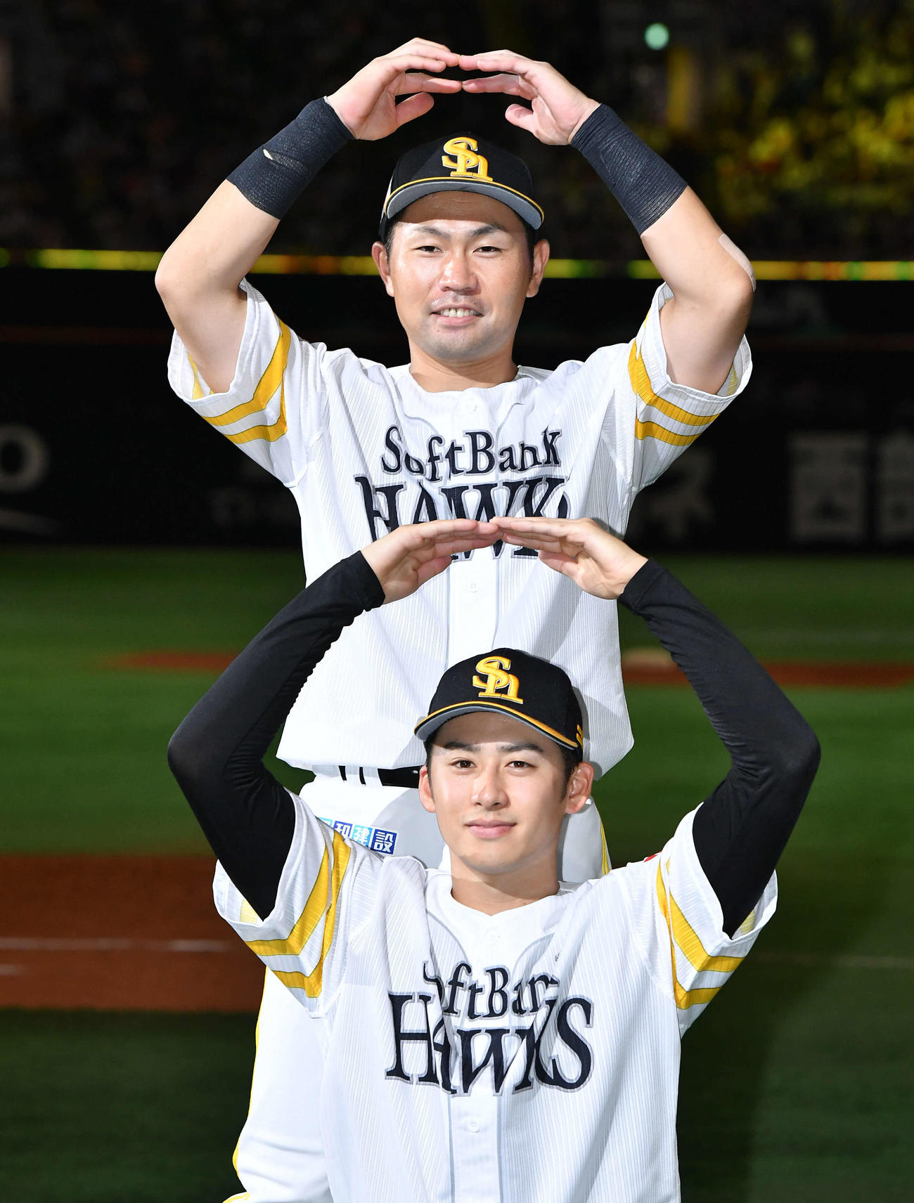 ソフトバンク対ロッテ　明石の引退試合を勝利で締め、背番号の8をつくる中村晃（上）と板東（撮影・岩下翔太）