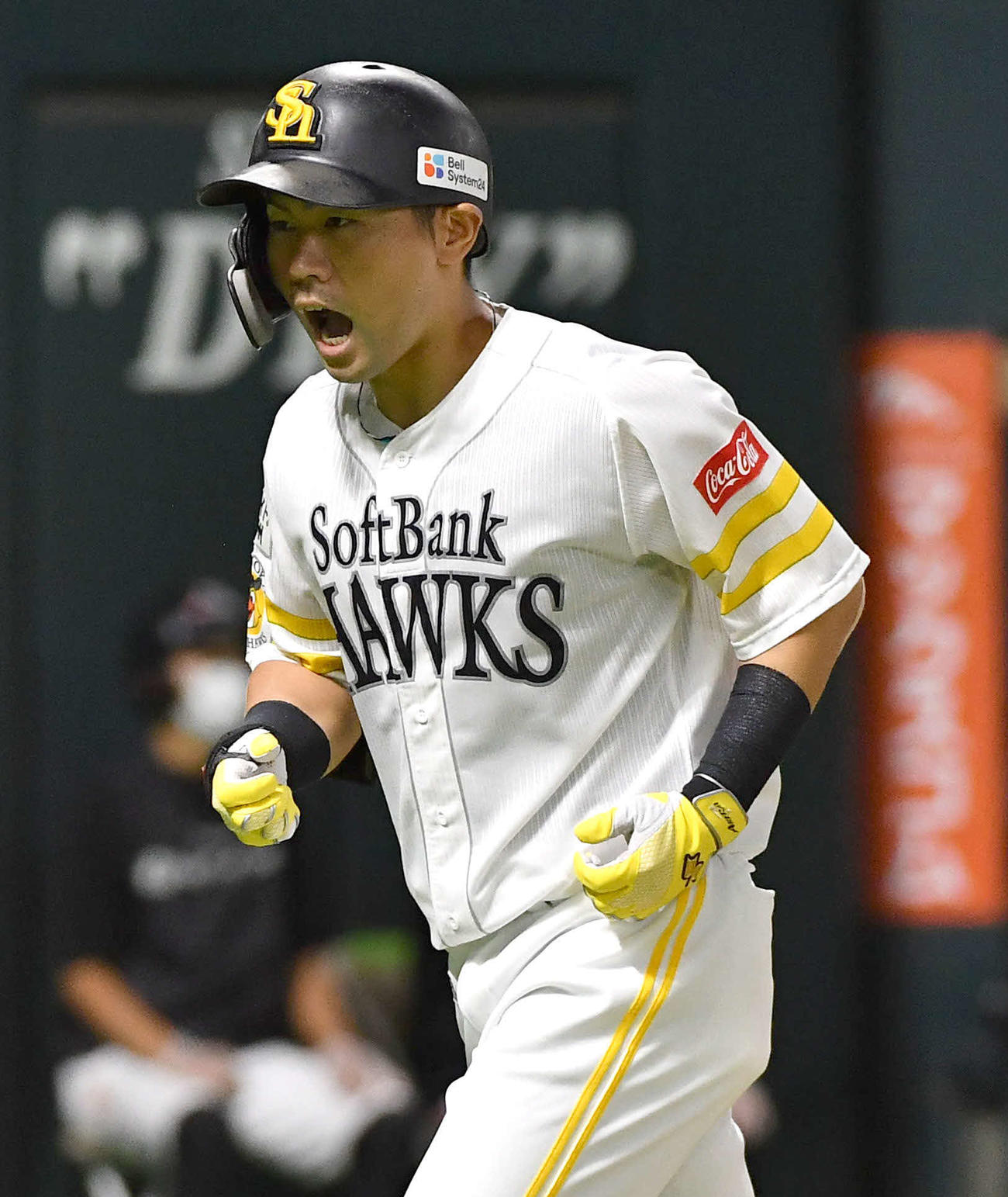 ソフトバンク対ロッテ　4回裏ソフトバンク2死一、二塁、右越え3点本塁打を放ち、雄たけびを上げる中村晃（撮影・岩下翔太）