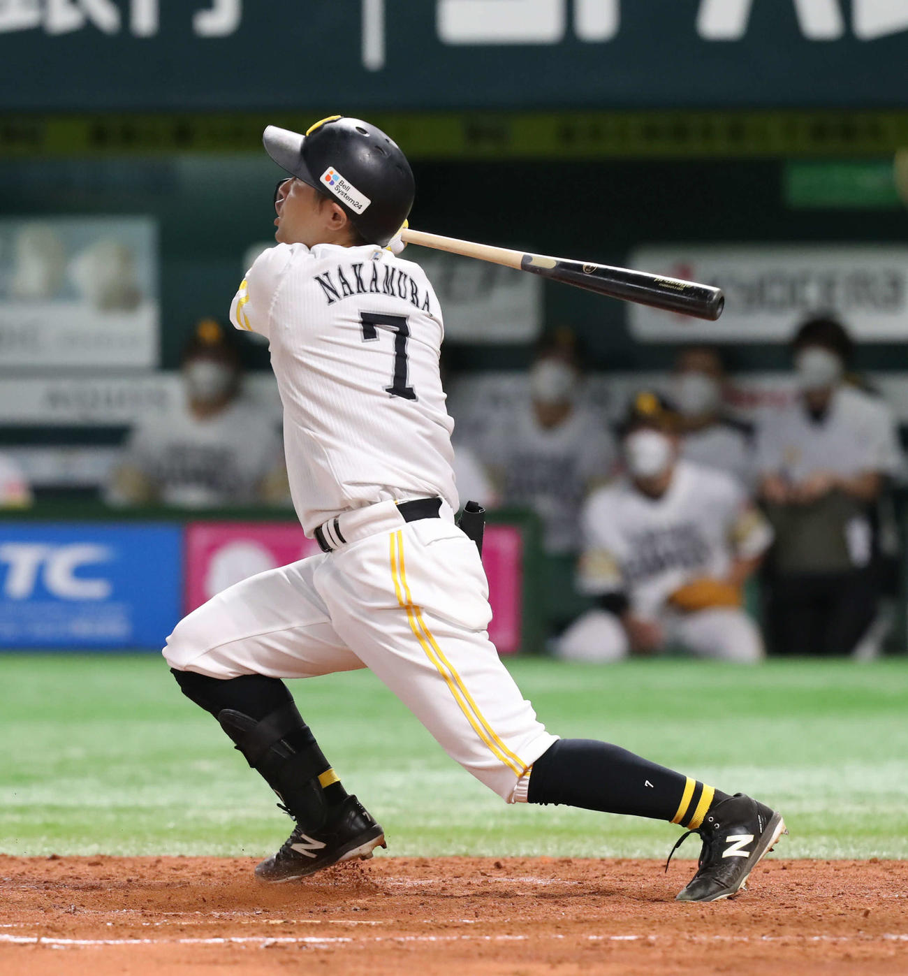 ソフトバンク対ロッテ　4回裏ソフトバンク2死一、二塁、中村晃は右越え3点本塁打を放つ（撮影・屋方直哉）