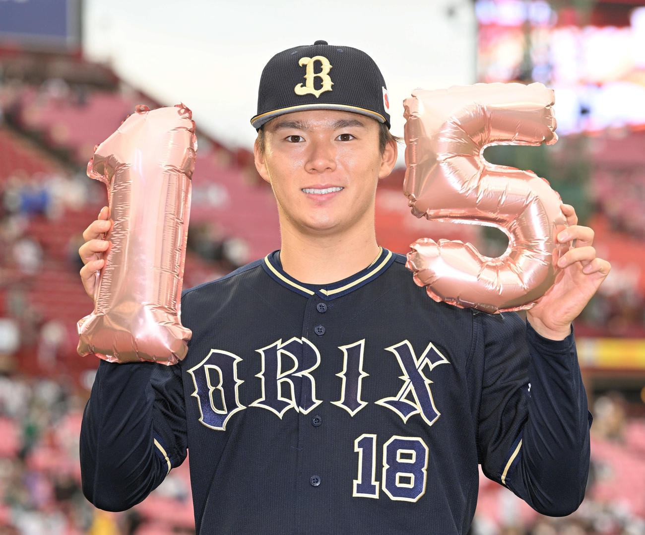 楽天対オリックス　試合後、15勝のオリックス山本はバルーンを手に記念撮影する（撮影・滝沢徹郎）