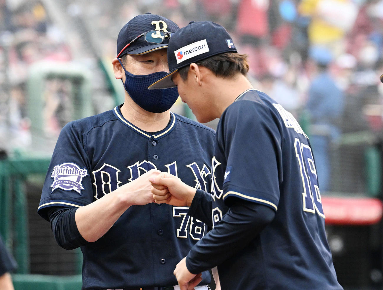 楽天対オリックス　試合後、オリックス中嶋監督（左）は山本とグータッチする（撮影・滝沢徹郎）