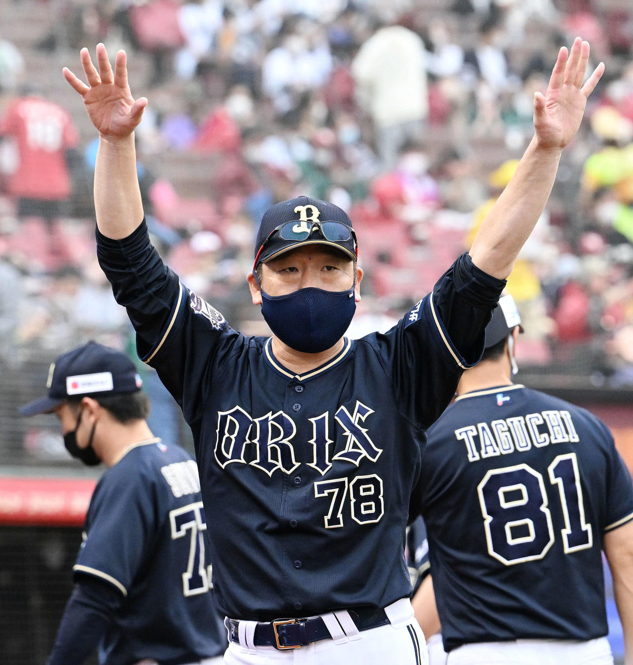 楽天対オリックス　試合後、ファンに手を振る中嶋監督（撮影・滝沢徹郎）