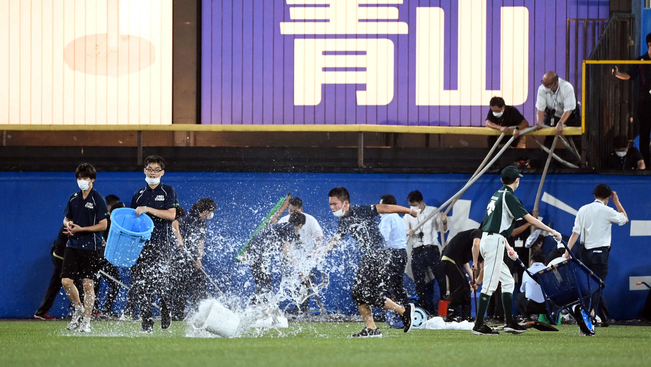 ヤクルト対DeNA　排水作業に追われる球場スタッフ（撮影・たえ見朱実）