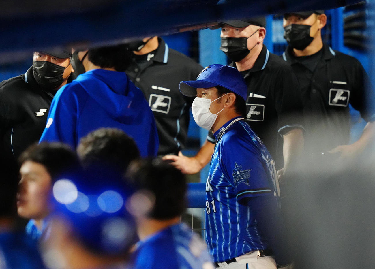 ヤクルト対DeNA　試合前、審判団からの説明を聞くDeNA三浦監督（手前）（撮影・江口和貴）