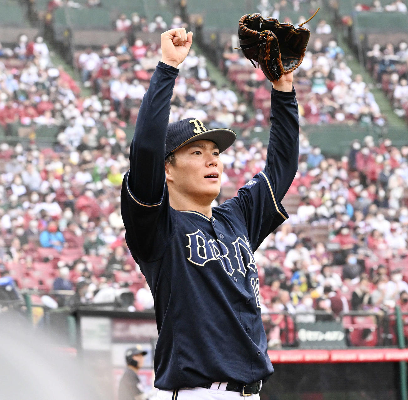 楽天対オリックス　5回表オリックス1死一塁、吉田正の2点本塁打に万歳して喜ぶ山本（撮影・滝沢徹郎）