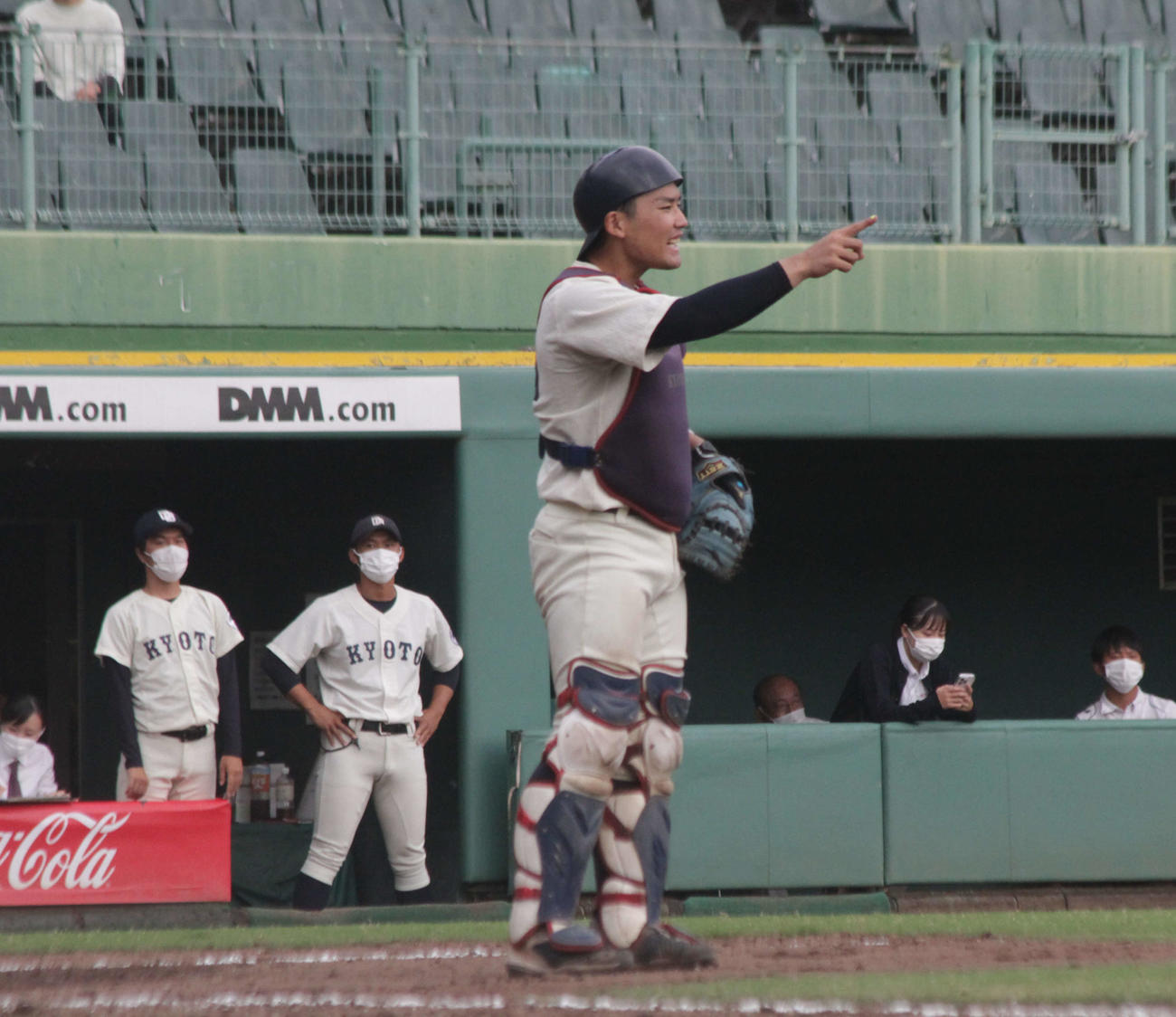 内野陣に指示を出す京大の愛沢祐亮捕手（撮影：酒井俊作）