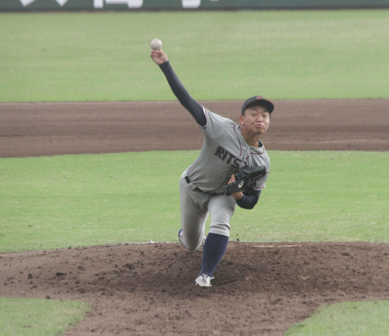 プロ注目の立命大・秋山凌祐投手は6回に救援して無失点だった（撮影・酒井俊作）