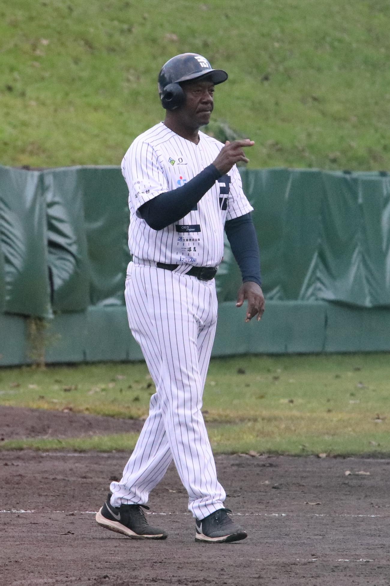 三塁側のコーチャーズボックスから選手にサインを送る士別のブライアント監督（撮影・石井翔太）