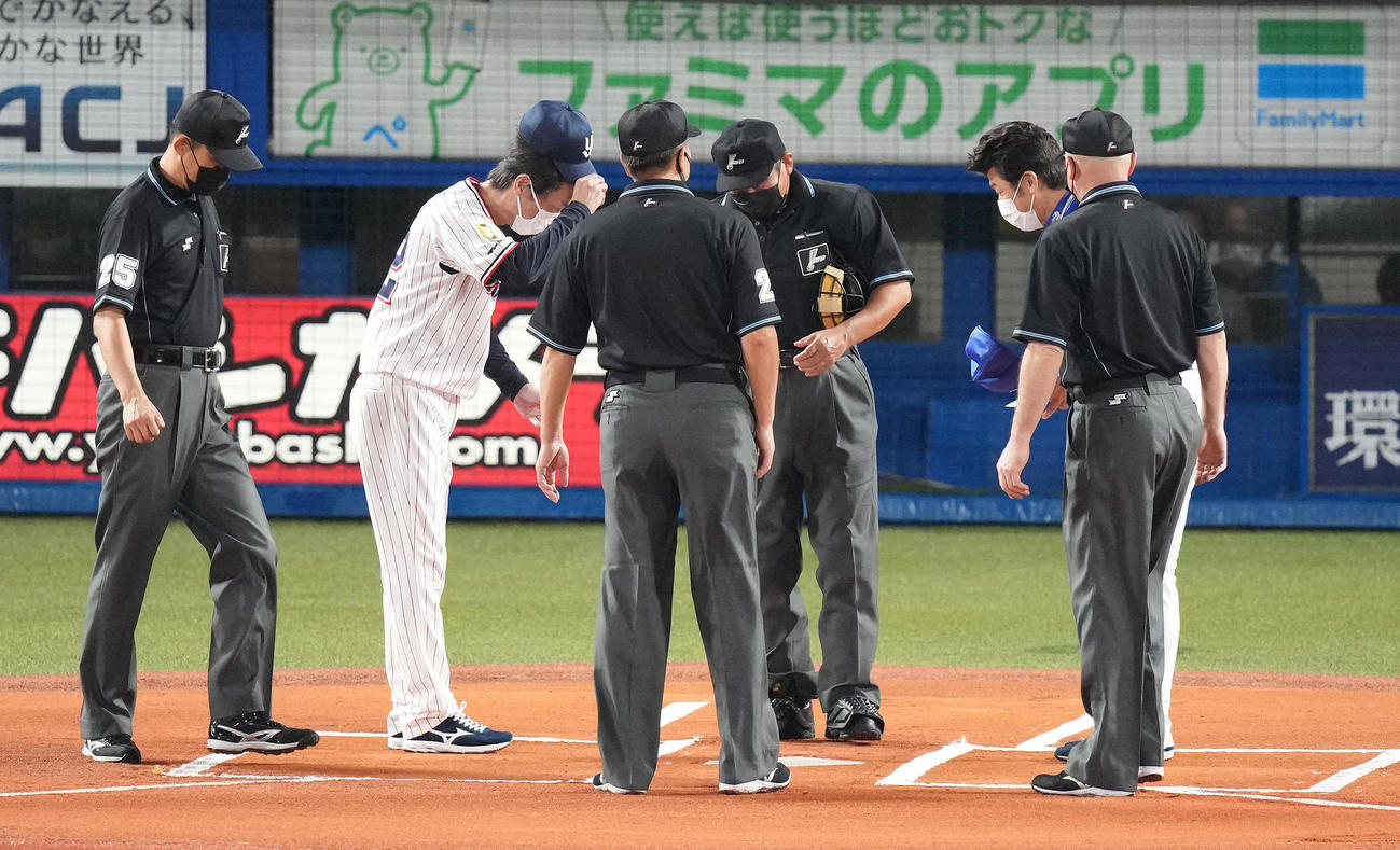 ヤクルト対DeNA　試合開始前、メンバー表の最終確認を行うヤクルト高津監督（左から2人目）とDeNA三浦監督（右奥）（撮影・鈴木みどり）