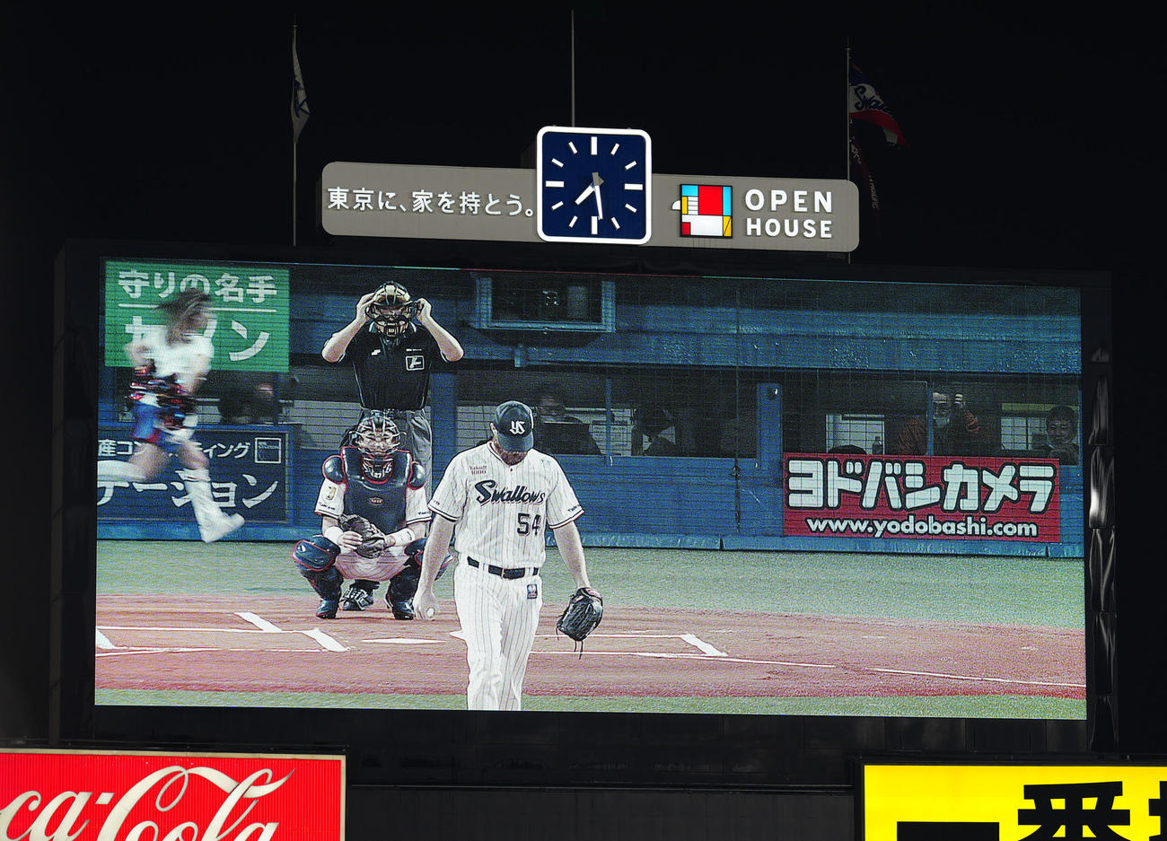 ヤクルト対DeNA　午後7時半頃、マウンドに上がるヤクルト先発のサイスニード（撮影・江口和貴）