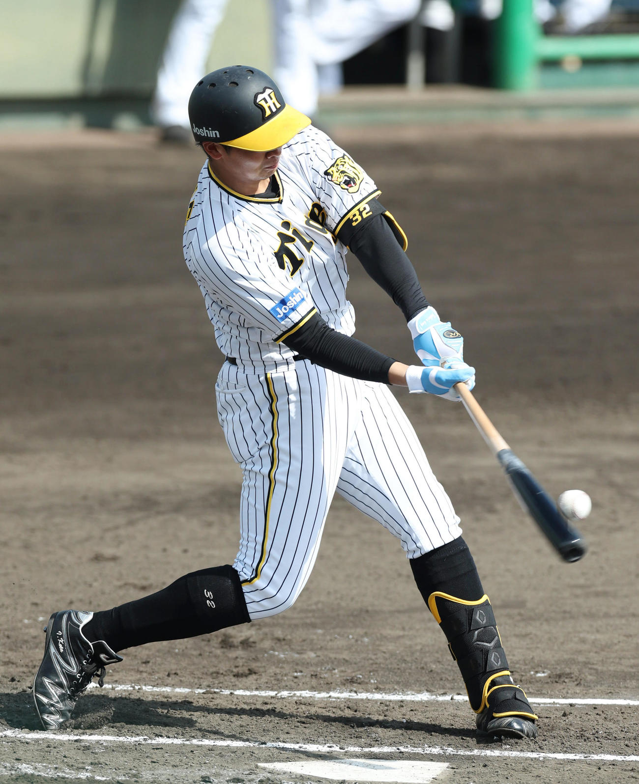 阪神対ソフトバンク3軍　1回裏阪神1死一、二塁、左越え3点本塁打を放つ井上（撮影・前田充）