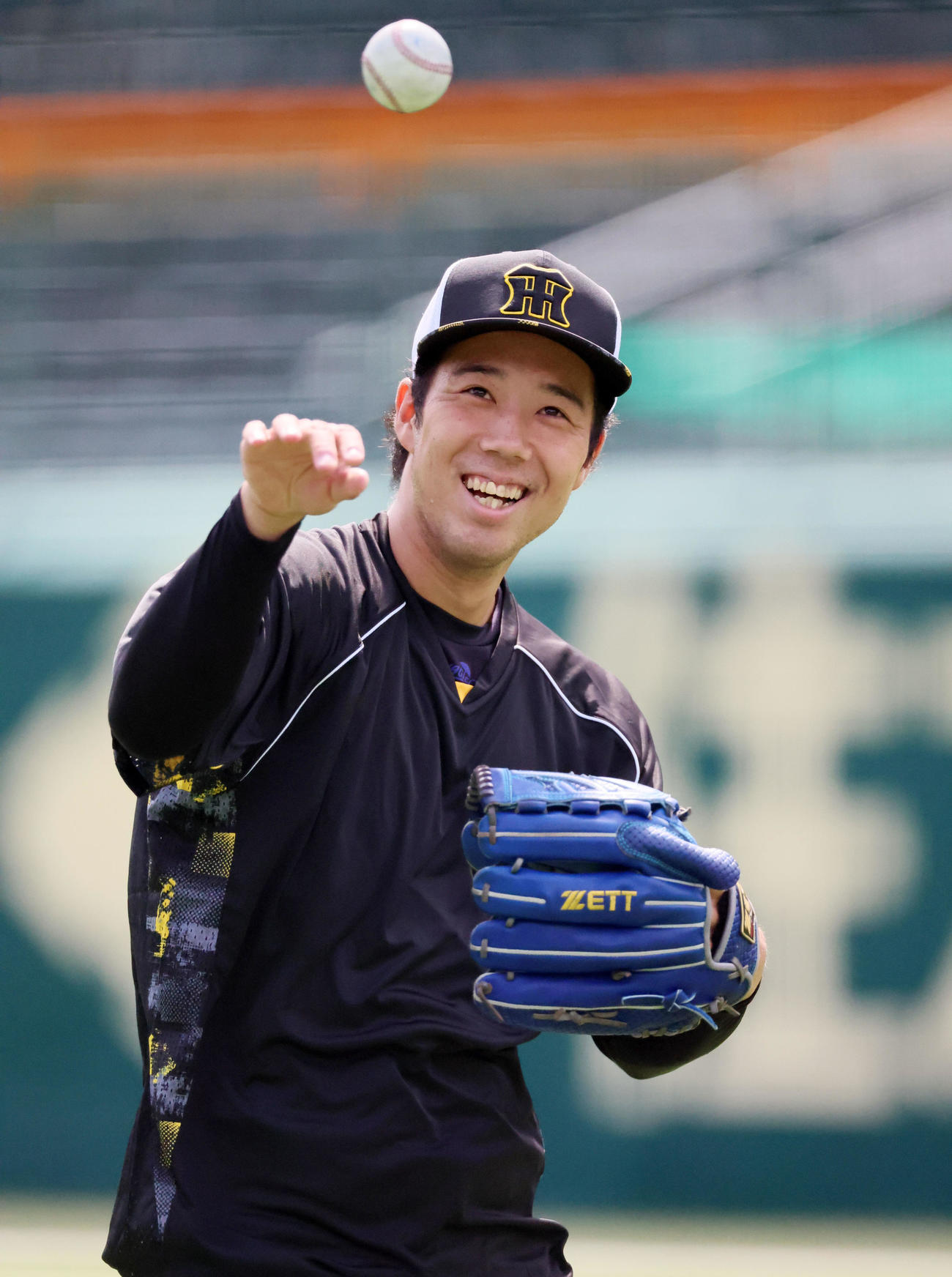 阪神青柳は明るい表情でキャッチボールをする（撮影・加藤哉）