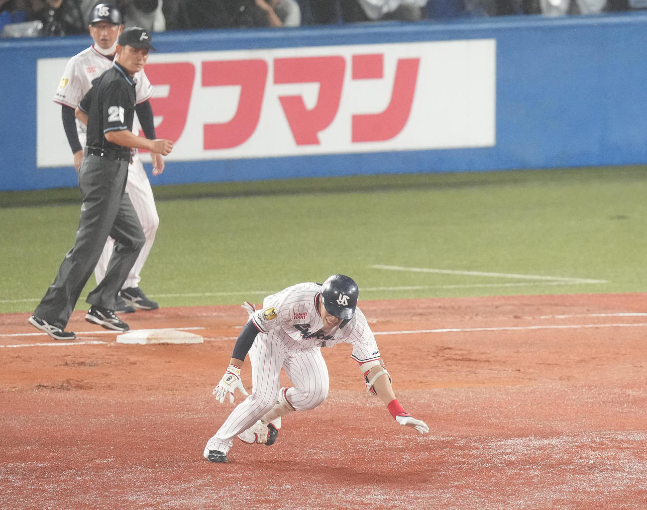 ヤクルト対DeNA 1回裏ヤクルト無死、二塁打を放った塩見は二塁へ向かう際にこける（撮影・鈴木みどり）