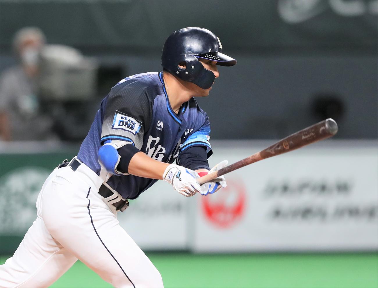 日本ハム対西武　5回表西武1死三塁、右前適時打を放つ栗山（撮影・黒川智章）