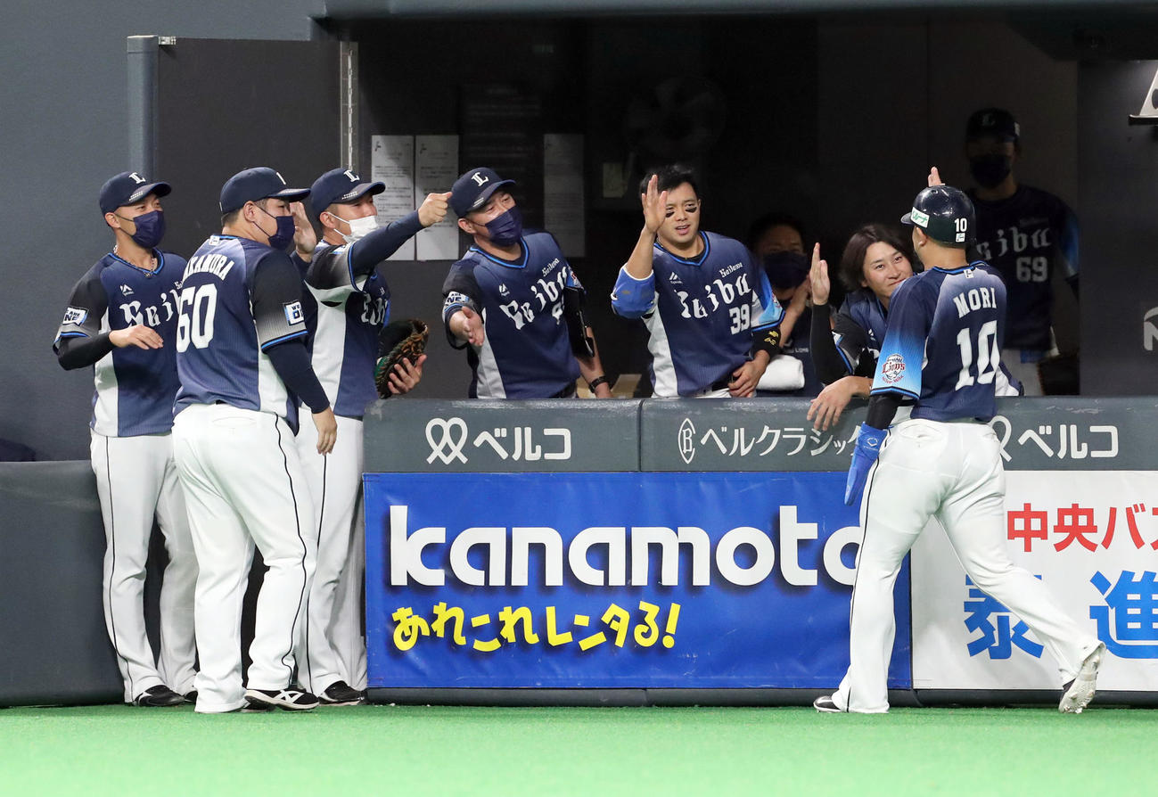 日本ハム対西武　5回表西武1死三塁、栗山の右前適時打で生還した森はナインに出迎えられる（撮影・佐藤翔太）