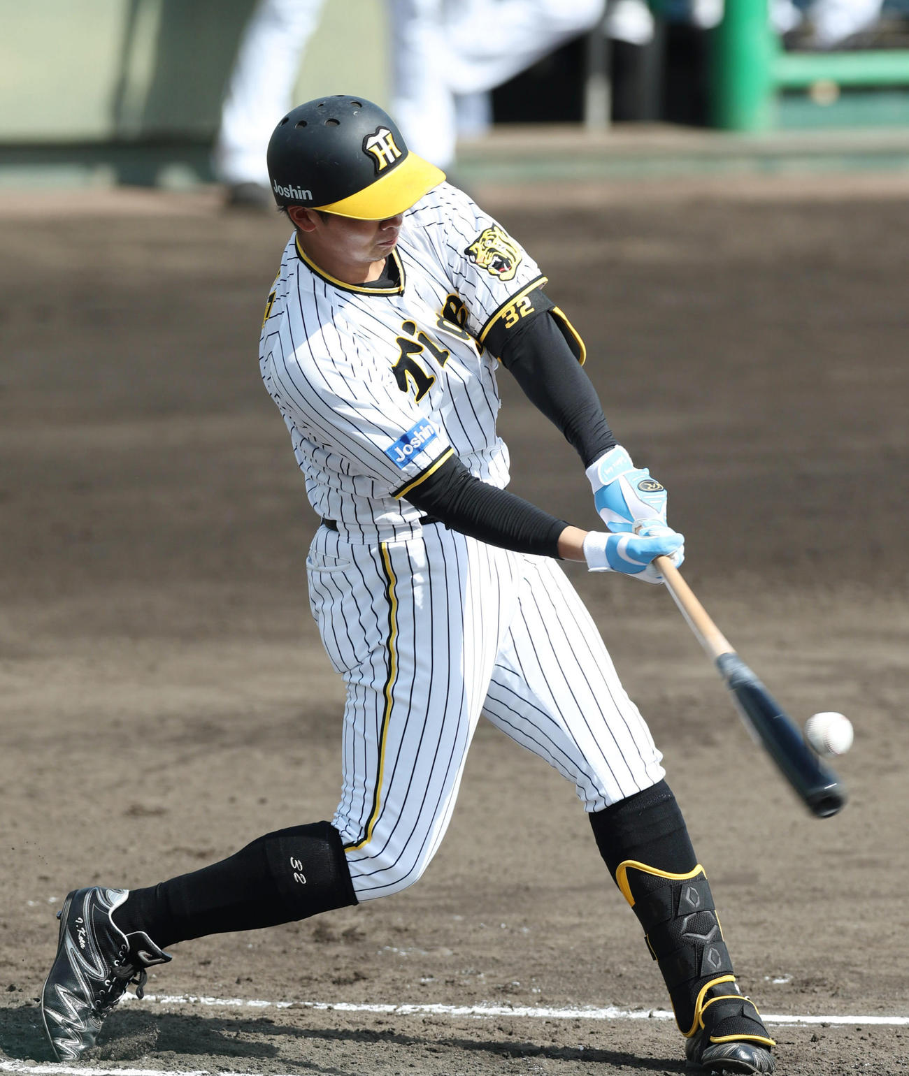 1回裏阪神1死一、二塁、左越え3点本塁打を放つ井上（撮影・前田充）