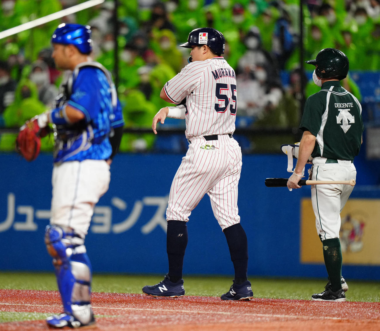 ヤクルト対DeNA 3回裏ヤクルト1死二、三塁、申告敬遠で一塁に向かう村上（撮影・江口和貴）