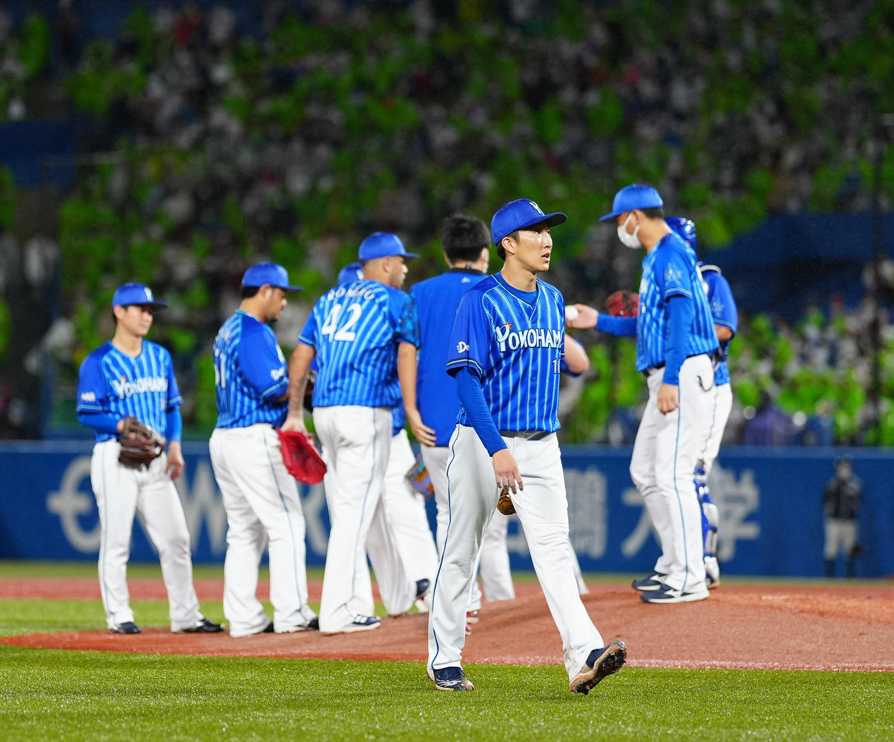 ヤクルト対DeNA 3回裏途中で降板するDeNA先発大貫（撮影・江口和貴）