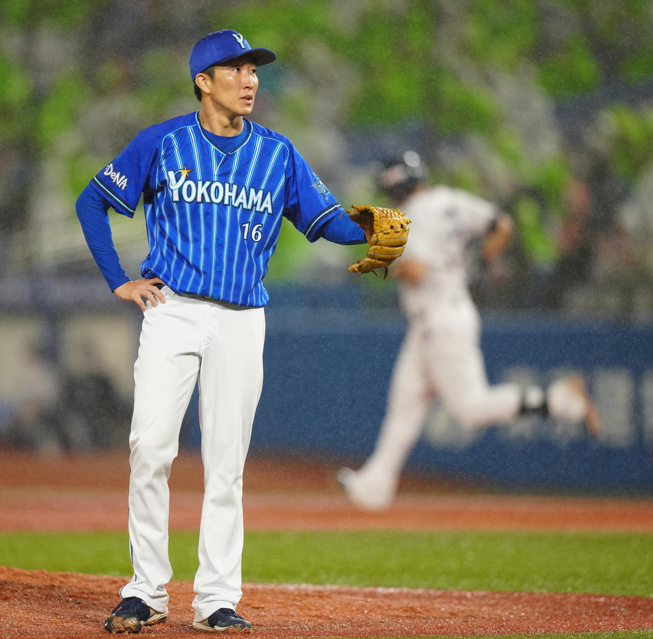 ヤクルト対DeNA 2回裏ヤクルト無死、オスナ（後方）にソロ本塁打を浴びる大貫（撮影・江口和貴）
