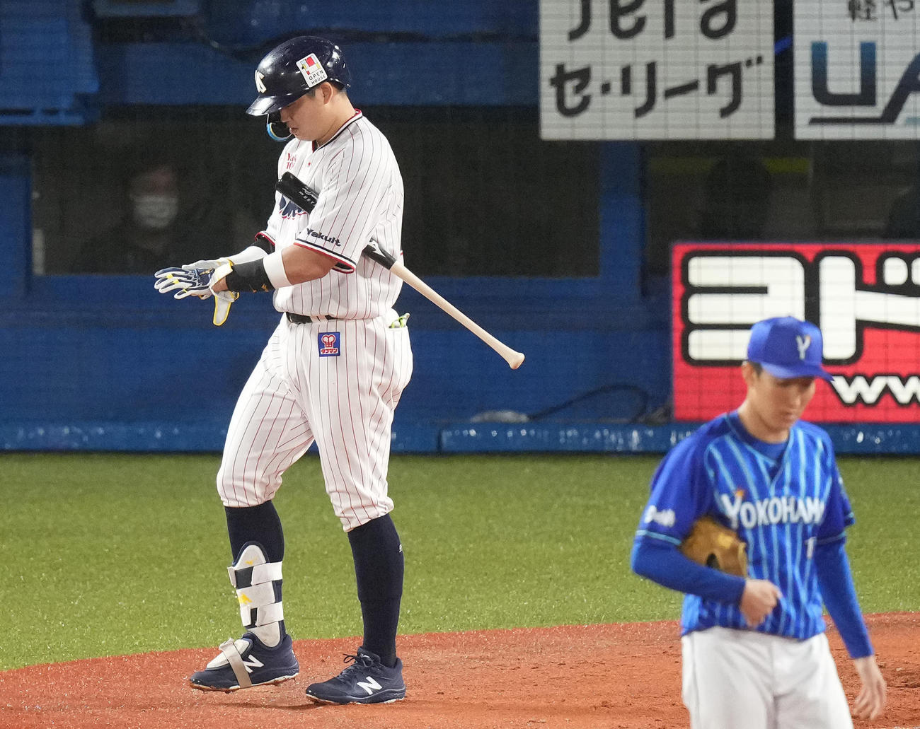 3回裏ヤクルト1死二、三塁、申告敬遠で一塁へ進む村上。投手大貫（撮影・鈴木みどり）