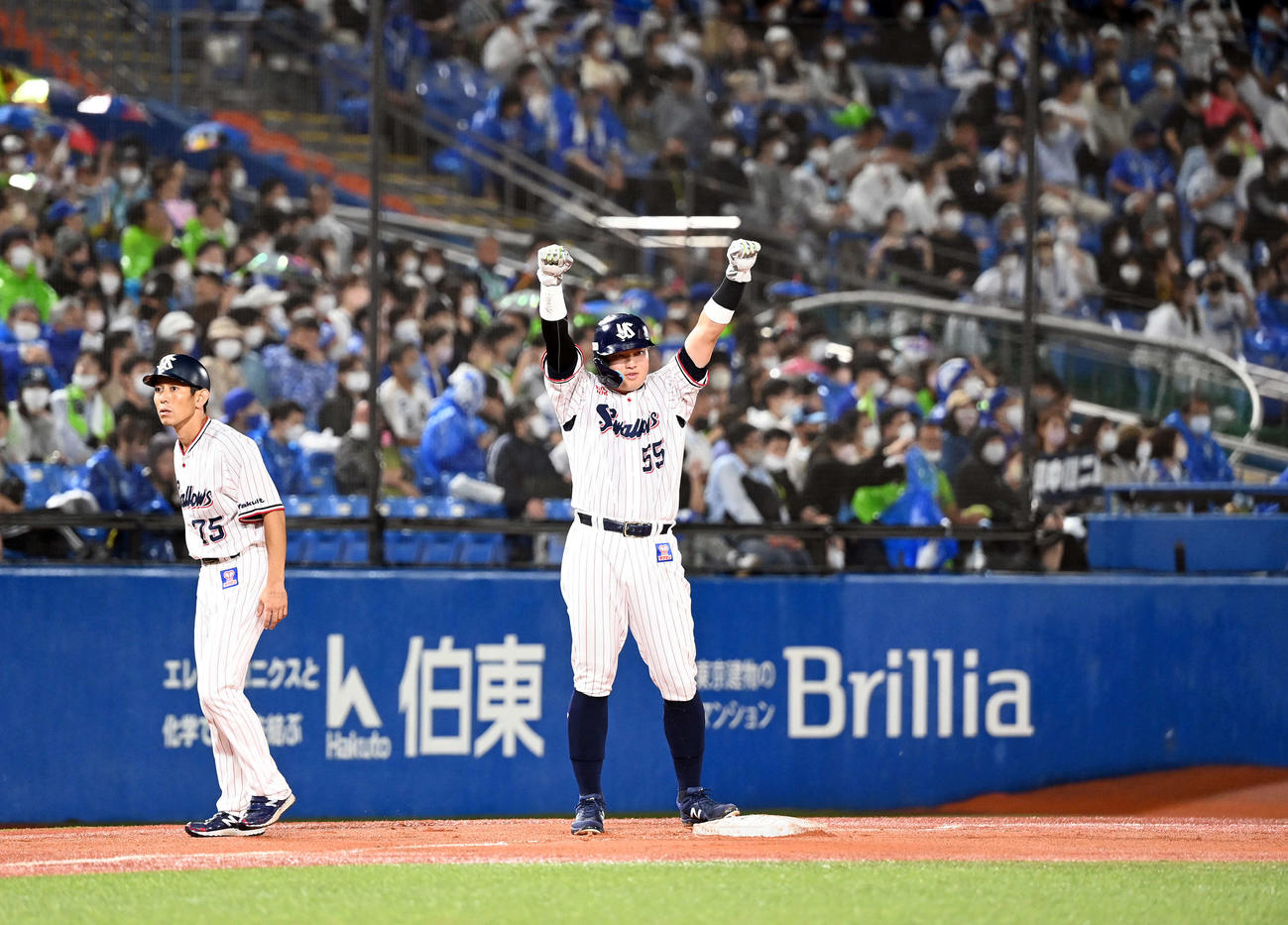 5回裏、オスナの適時内野安打に三塁上でガッツポーズする村上（撮影・たえ見朱実）