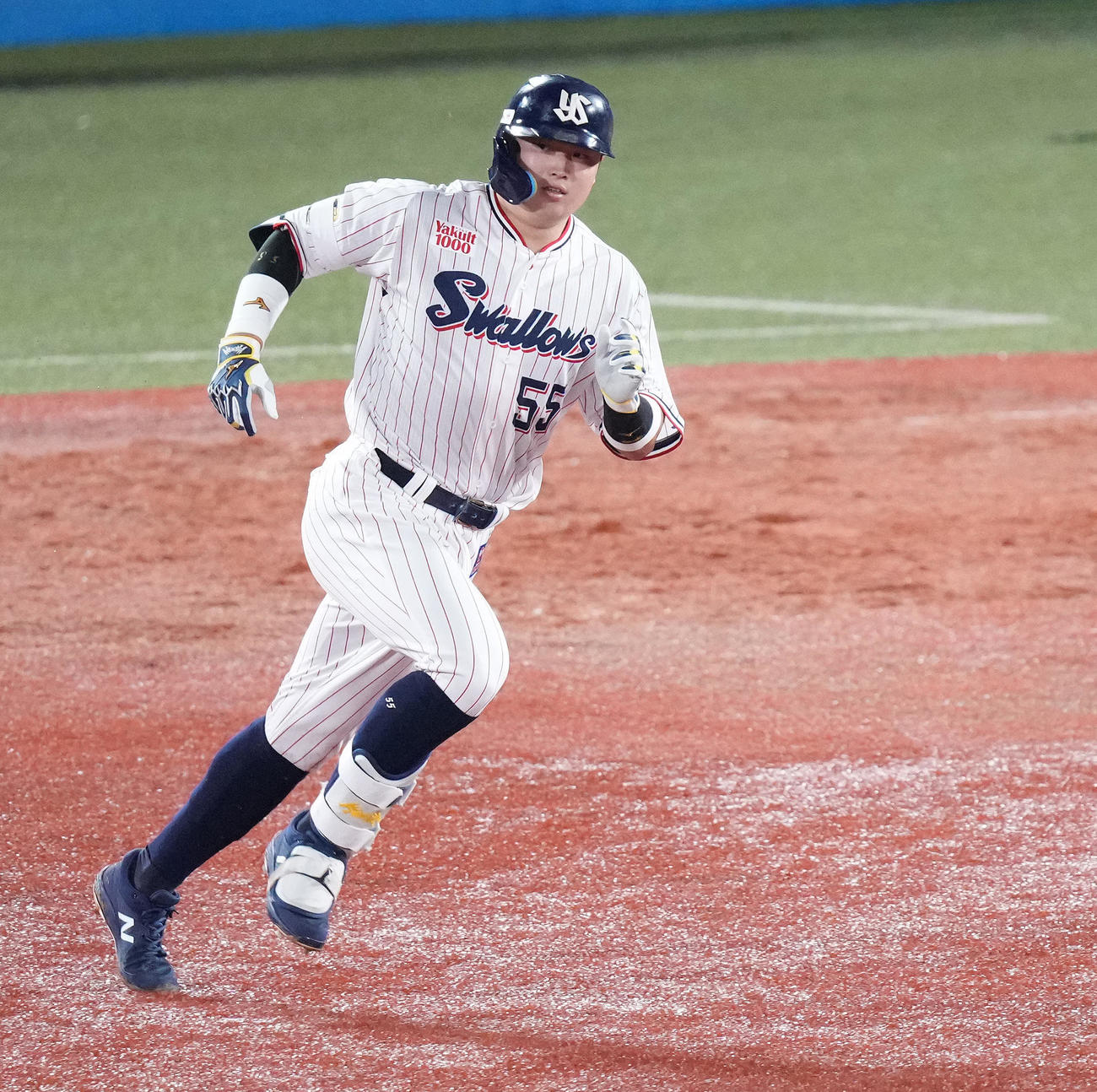 5回裏ヤクルト1死一塁、中二塁打を放ち二塁へ向かう村上（撮影・鈴木みどり）