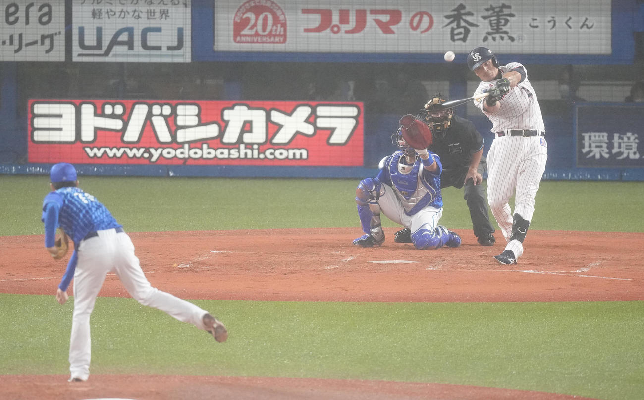 ヤクルト対DeNA 2回裏ヤクルト無死、左越えソロ本塁打を放つオスナ。投手大貫（撮影・鈴木みどり）