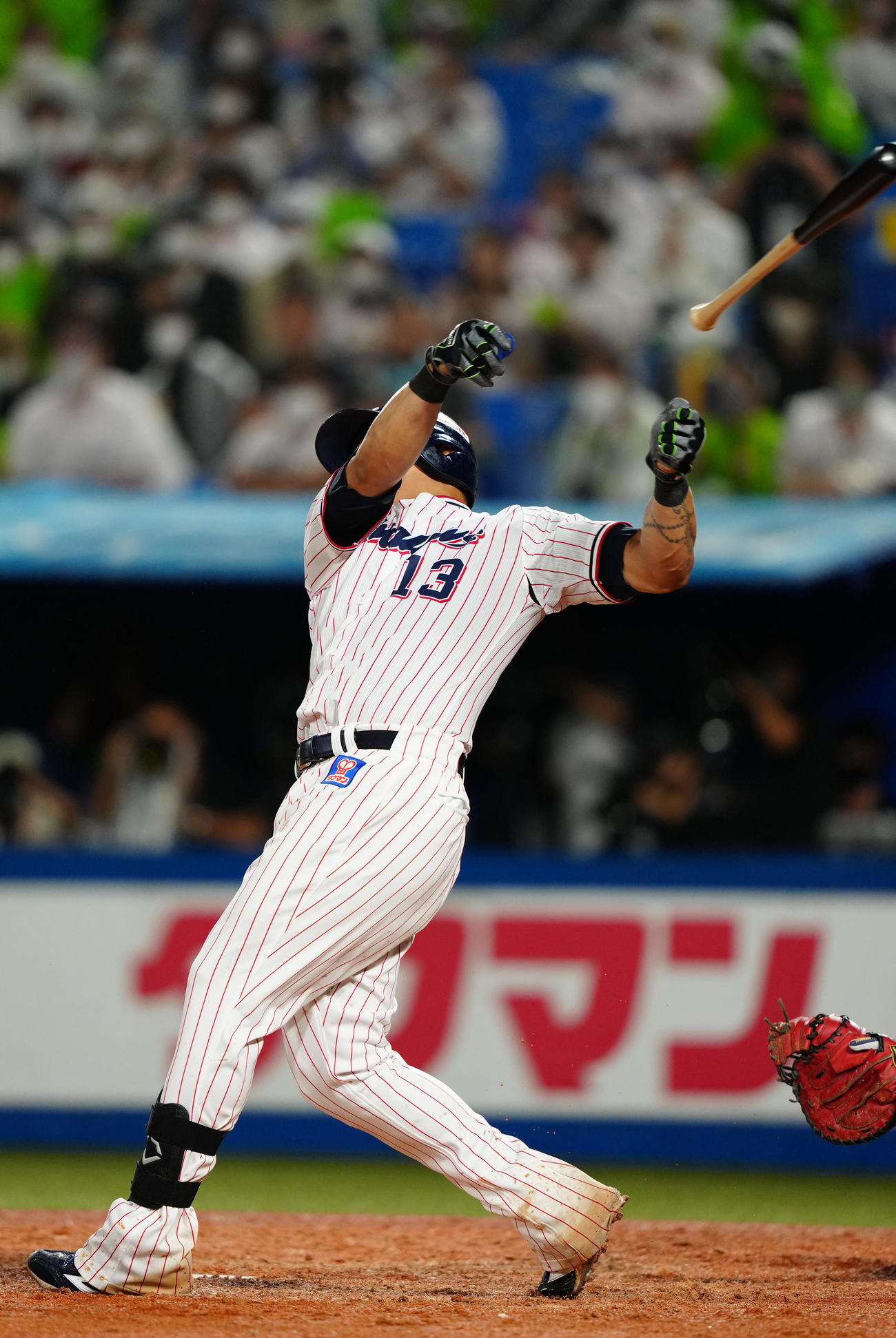 ヤクルト対DeNA 5回裏ヤクルト1死二、三塁、適時内野安打としたオスナはバットを放る（撮影・江口和貴）