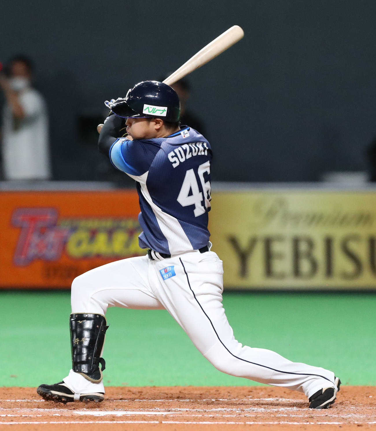 日本ハム対西武　4回表西武2死一、二塁、先制となる適時二塁打を放つ鈴木（撮影・佐藤翔太）