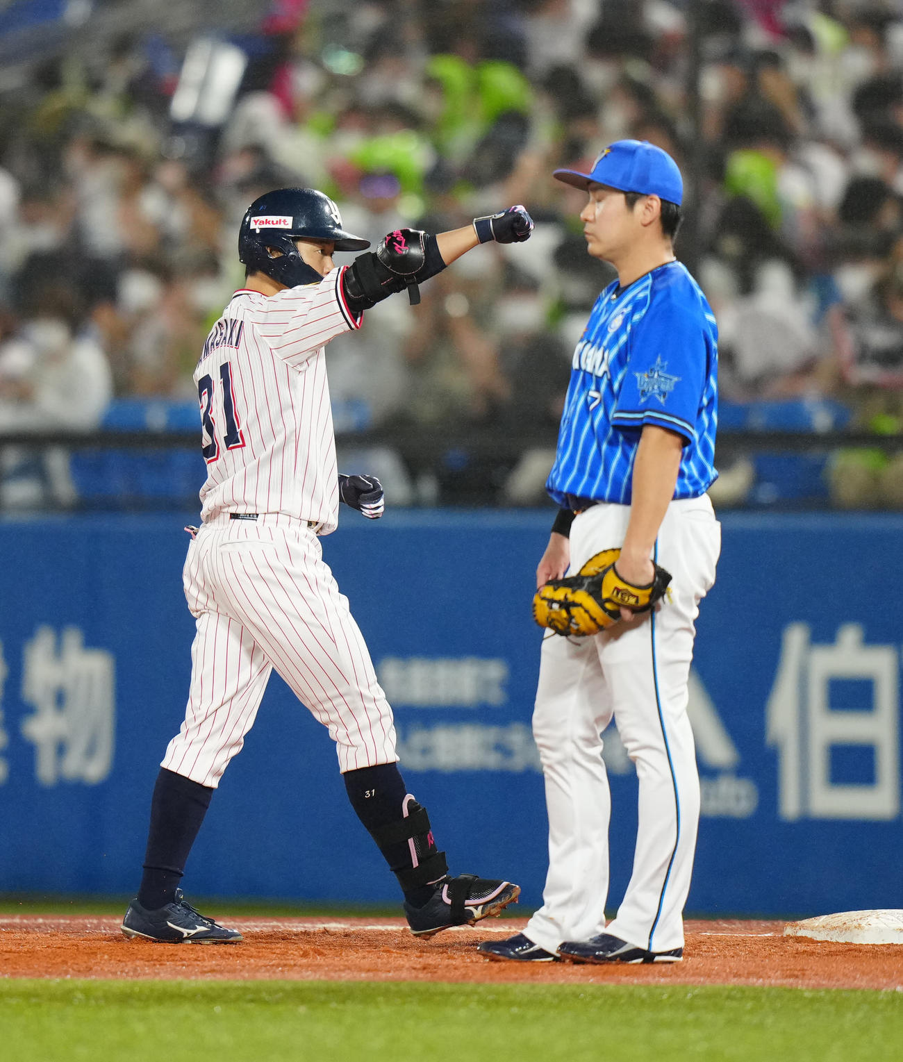 ヤクルト対DeNA 1回裏ヤクルト無死三塁、先制適時打を放ち、ベンチに向かってポーズを決める山崎（左）（撮影・江口和貴）
