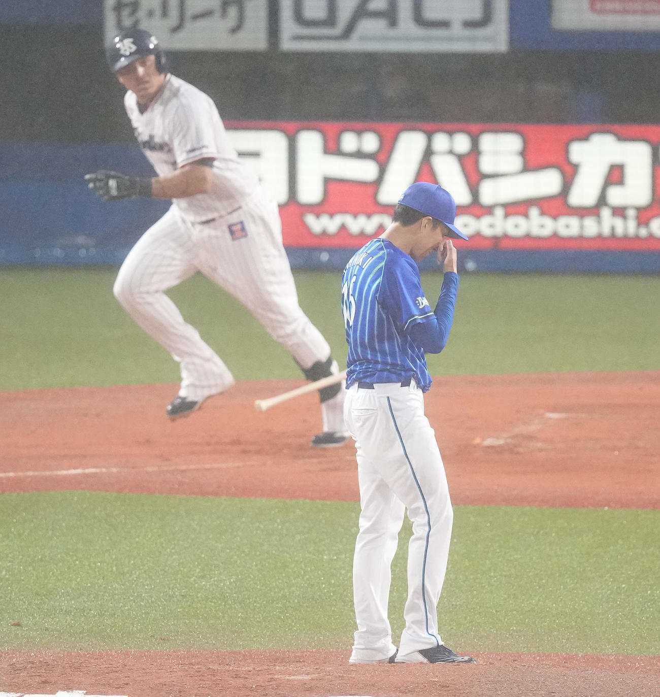 ヤクルト対DeNA 2回裏ヤクルト無死、オスナに左越えソロ本塁打を浴びる大貫（撮影・鈴木みどり）