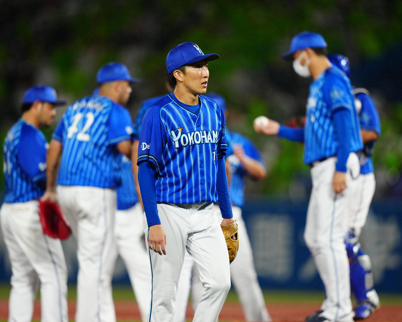 ヤクルト対DeNA 3回裏途中で降板するDeNA先発大貫（撮影・江口和貴）