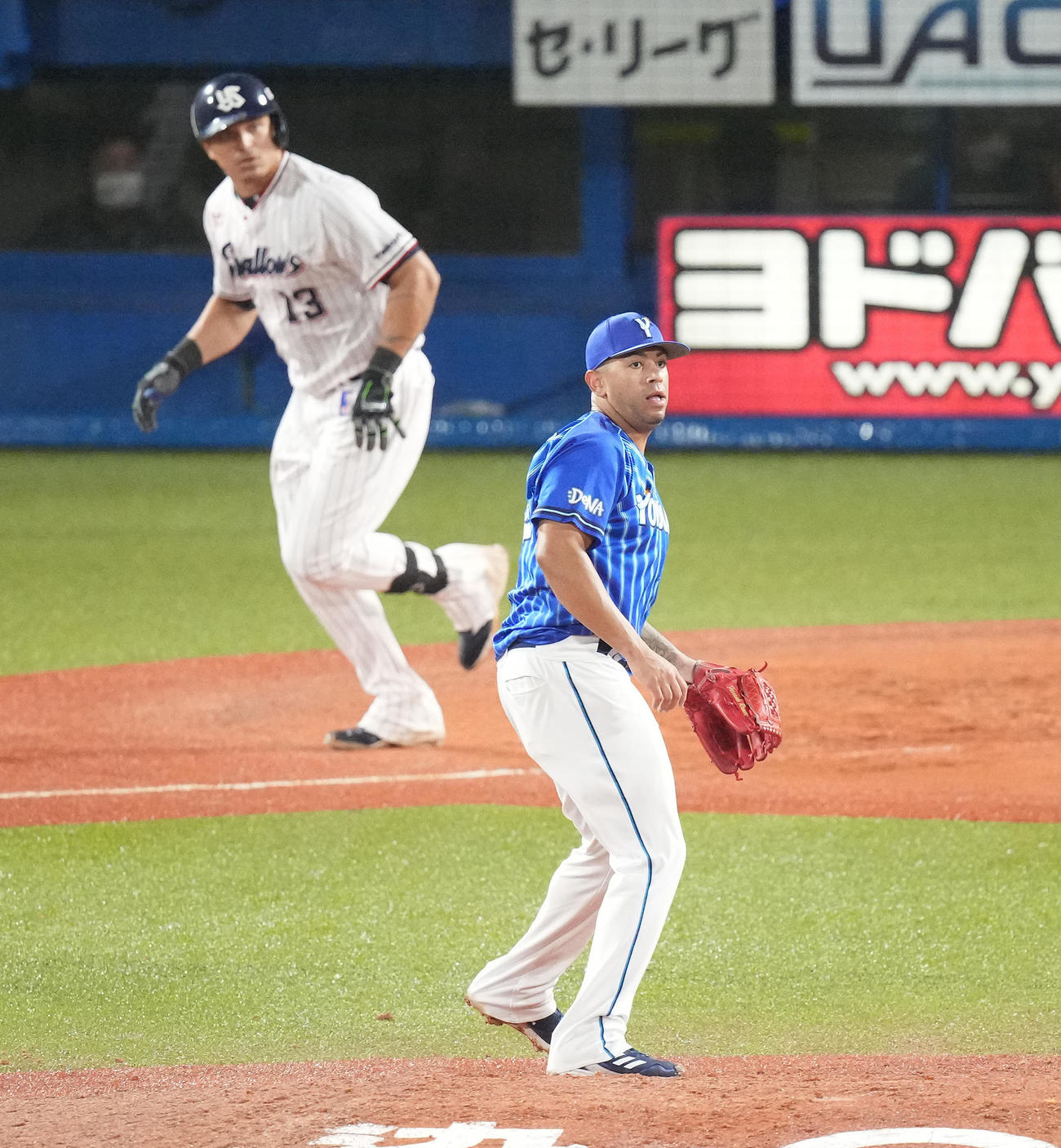 ヤクルト対DeNA 3回裏ヤクルト1死満塁、オスナに左犠飛浴びるロメロ（撮影・鈴木みどり）