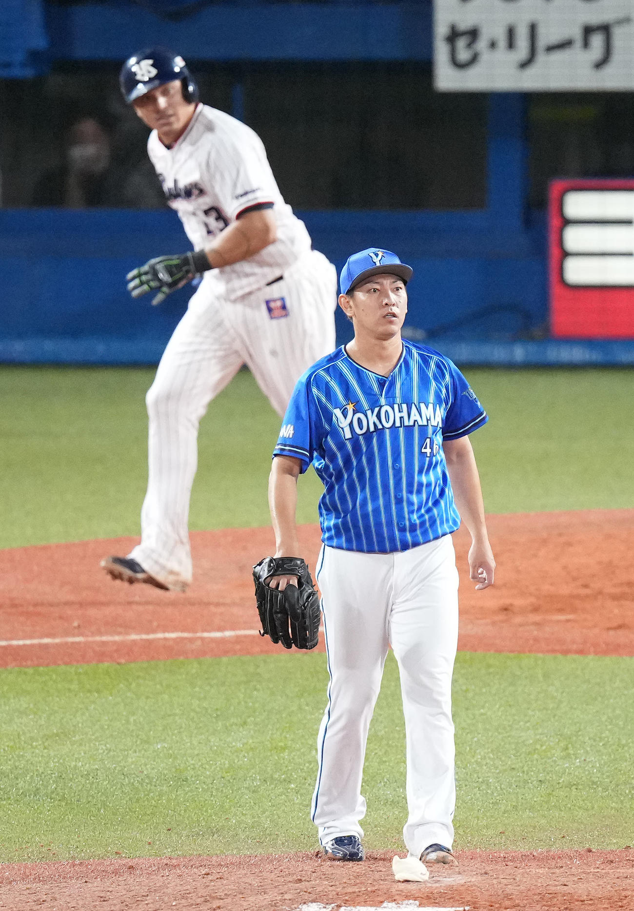 ヤクルト対DeNA 5回裏ヤクルト1死二、三塁、オスナに適時内野安打を浴びる田中健（撮影・鈴木みどり）
