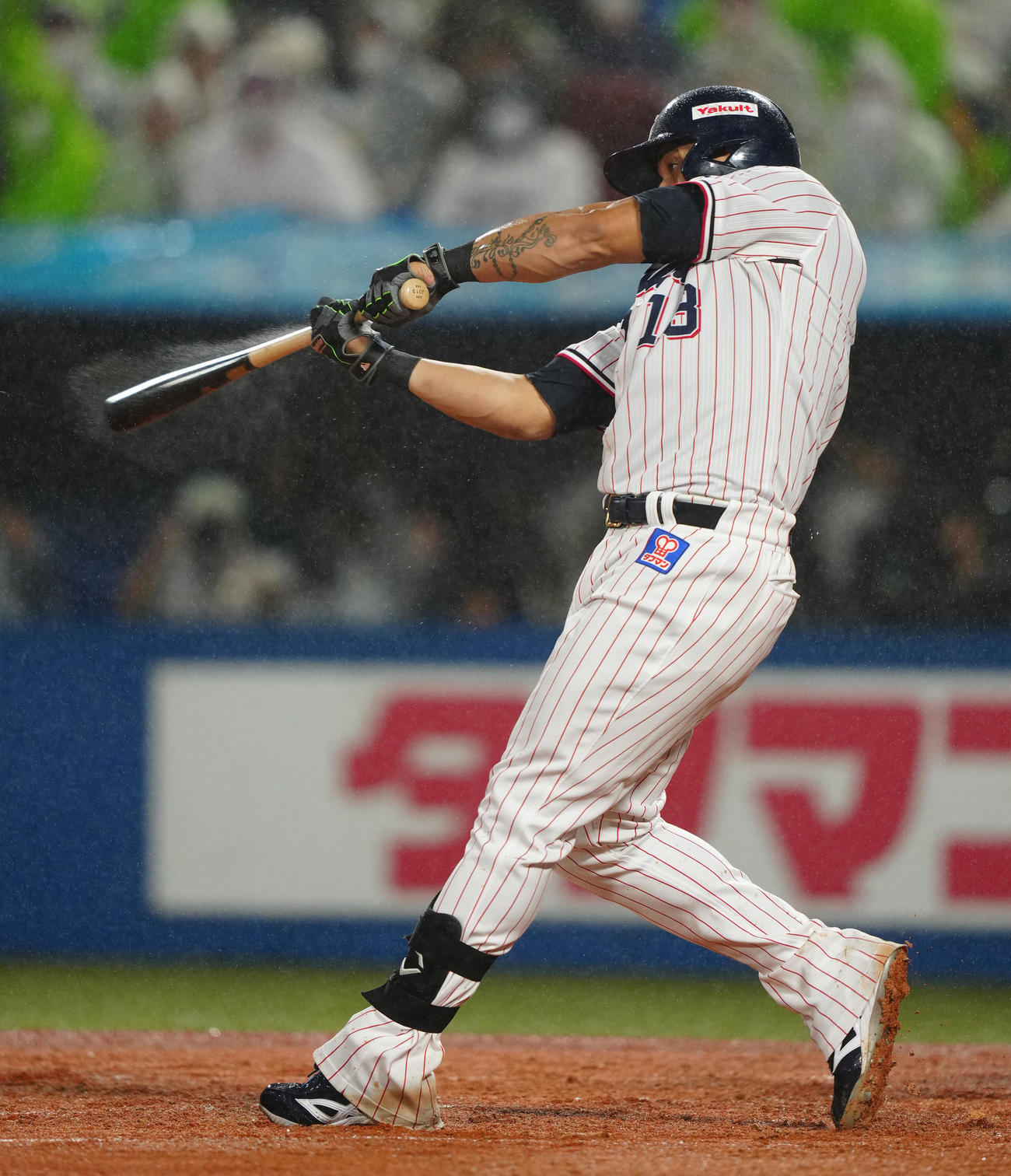 ヤクルト対DeNA 2回裏ヤクルト無死、ソロ本塁打を放つオスナ（撮影・江口和貴）