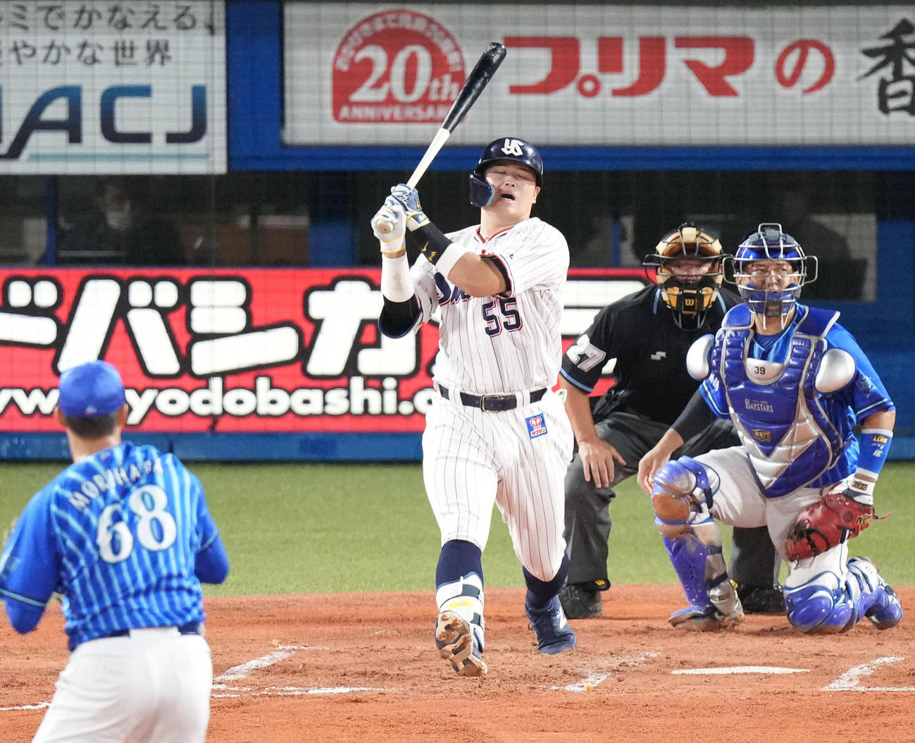 6回裏ヤクルト2死二塁、空振り三振に倒れる村上。投手森原（撮影・鈴木みどり）