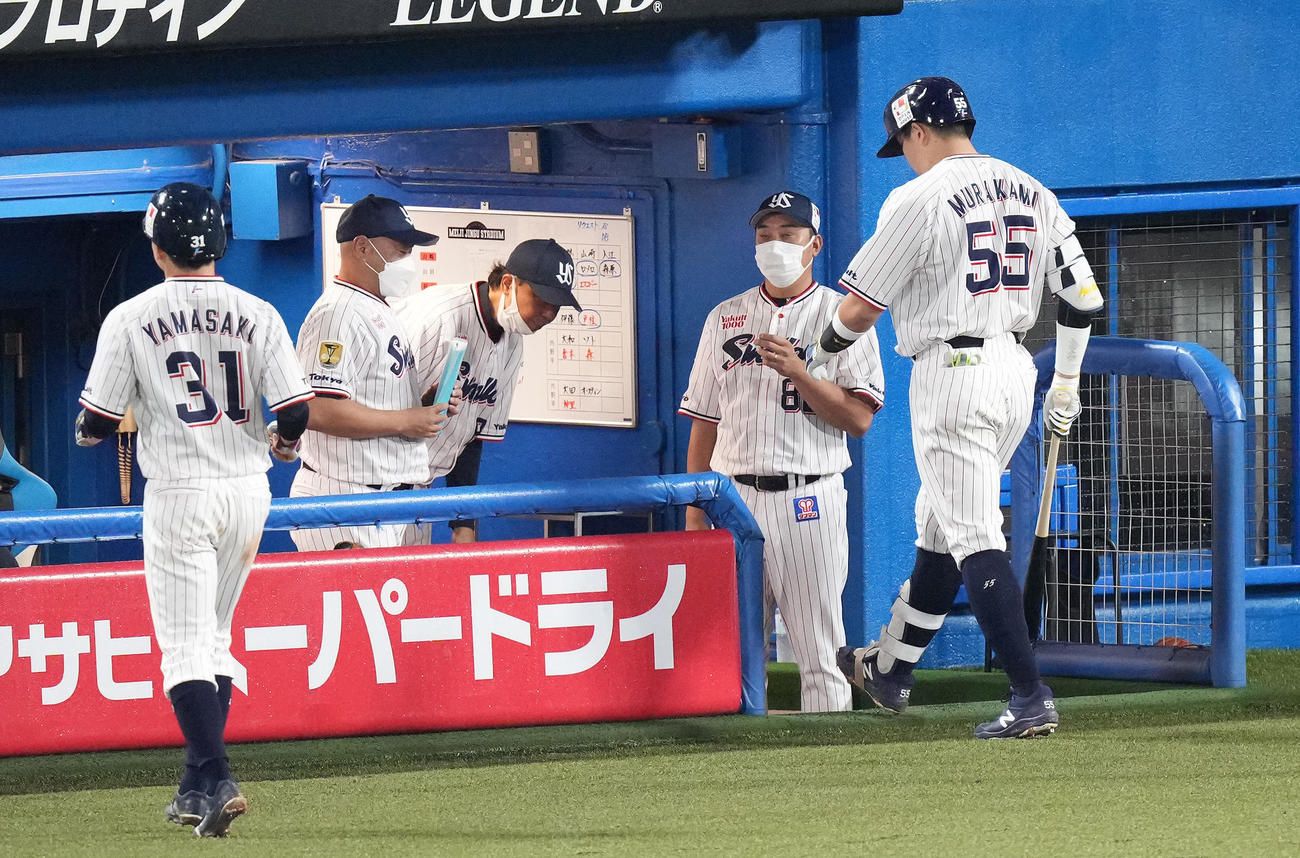 6回裏ヤクルト2死二塁、空振り三振に倒れベンチへ戻る村上（右）（撮影・鈴木みどり）