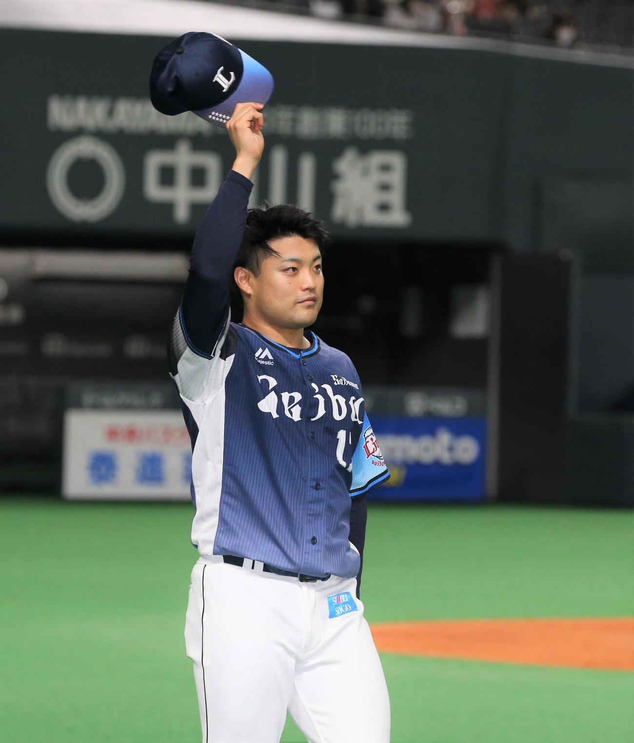 日本ハム対西武　試合後、スタンドに向かって手を振る松本（撮影・黒川智章）