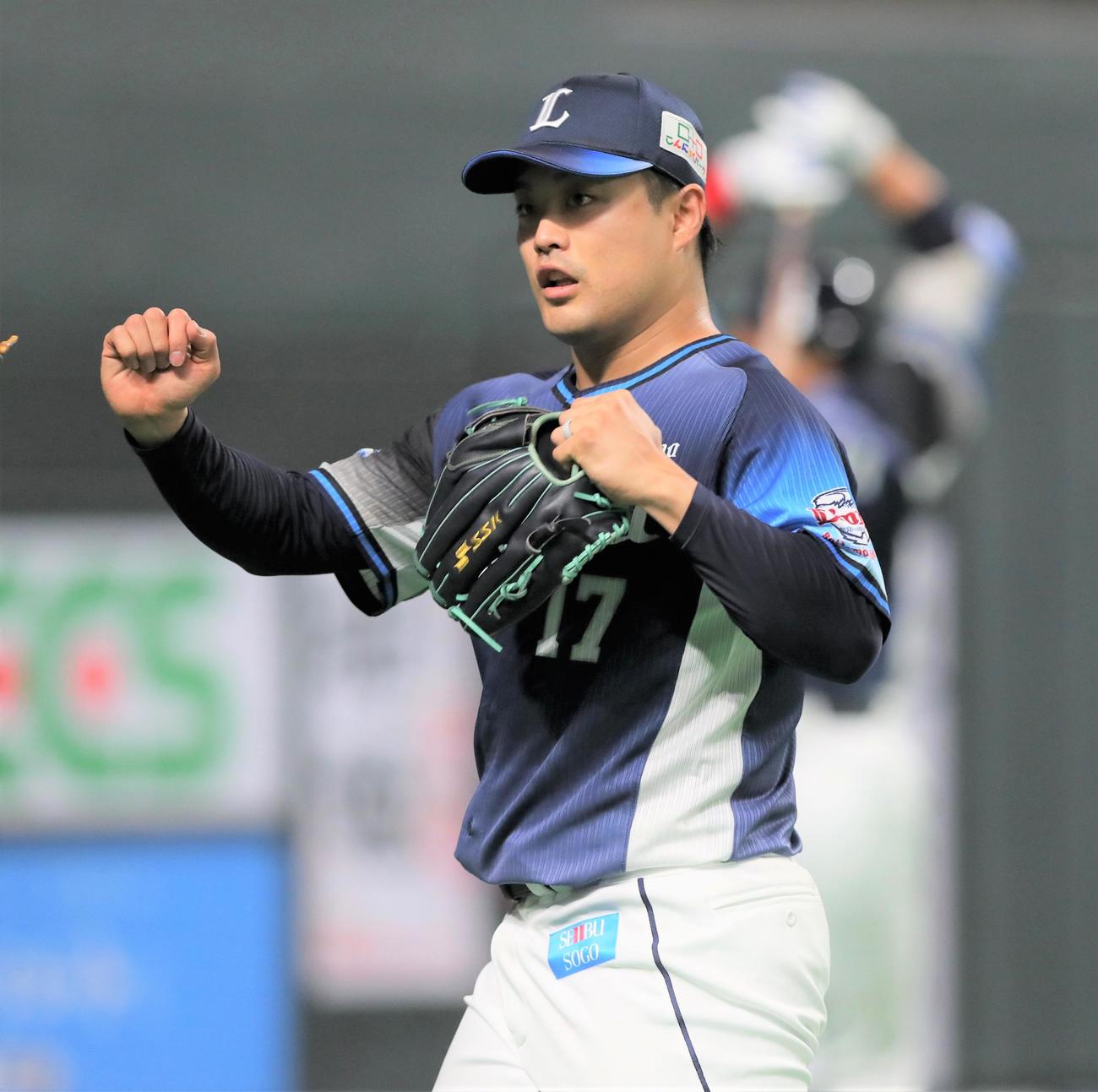 日本ハム対西武　1回裏、無失点に抑え引き揚げる松本（撮影・黒川智章）