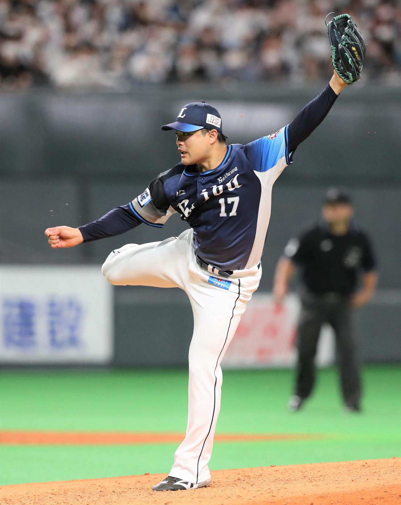日本ハム対西武　4回裏日本ハム2死一、三塁、今川を右飛に抑える松本（撮影・黒川智章）