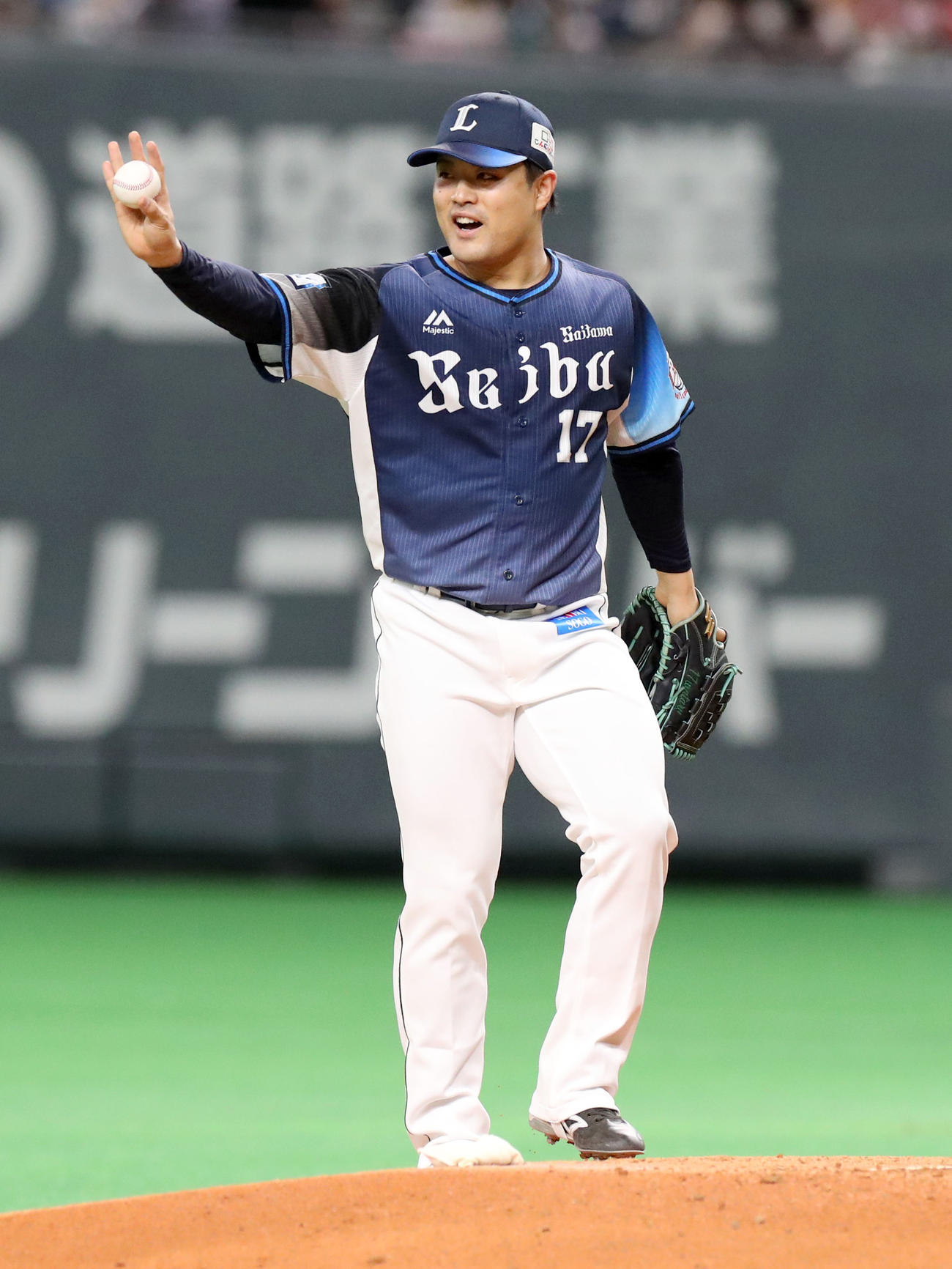 日本ハム対西武　2回裏日本ハム1死、今川を一ゴロに仕留め笑顔を見せる松本（撮影・佐藤翔太）