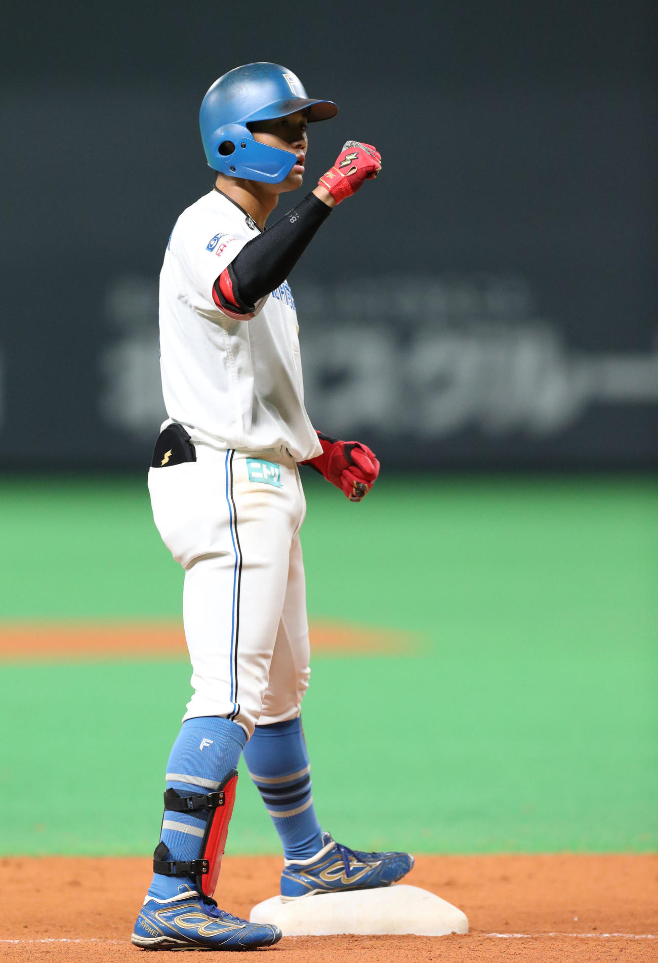 日本ハム対西武　7回裏日本ハム2死一塁、細川は適時三塁打を放ちガッツポーズをする（撮影・佐藤翔太）