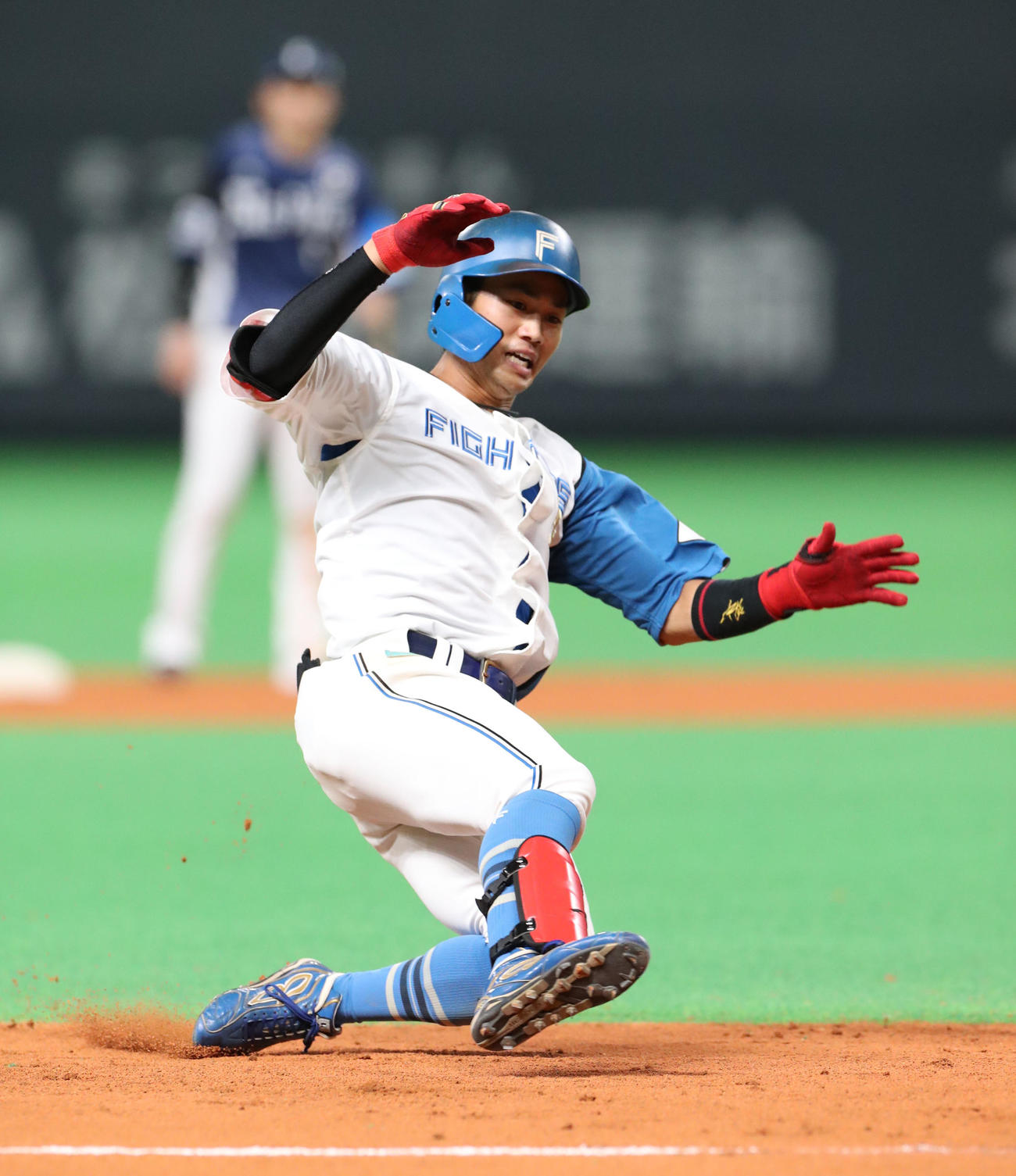 日本ハム対西武　7回裏日本ハム2死一塁、細川は適時三塁打を放ち三塁に滑り込む（撮影・佐藤翔太）