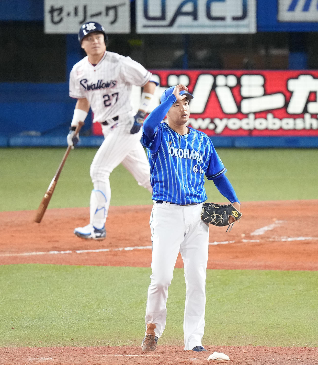 ヤクルト対DeNA 7回裏ヤクルト1死一塁、中村に左越え2点本塁打を浴びる森原（撮影・鈴木みどり）