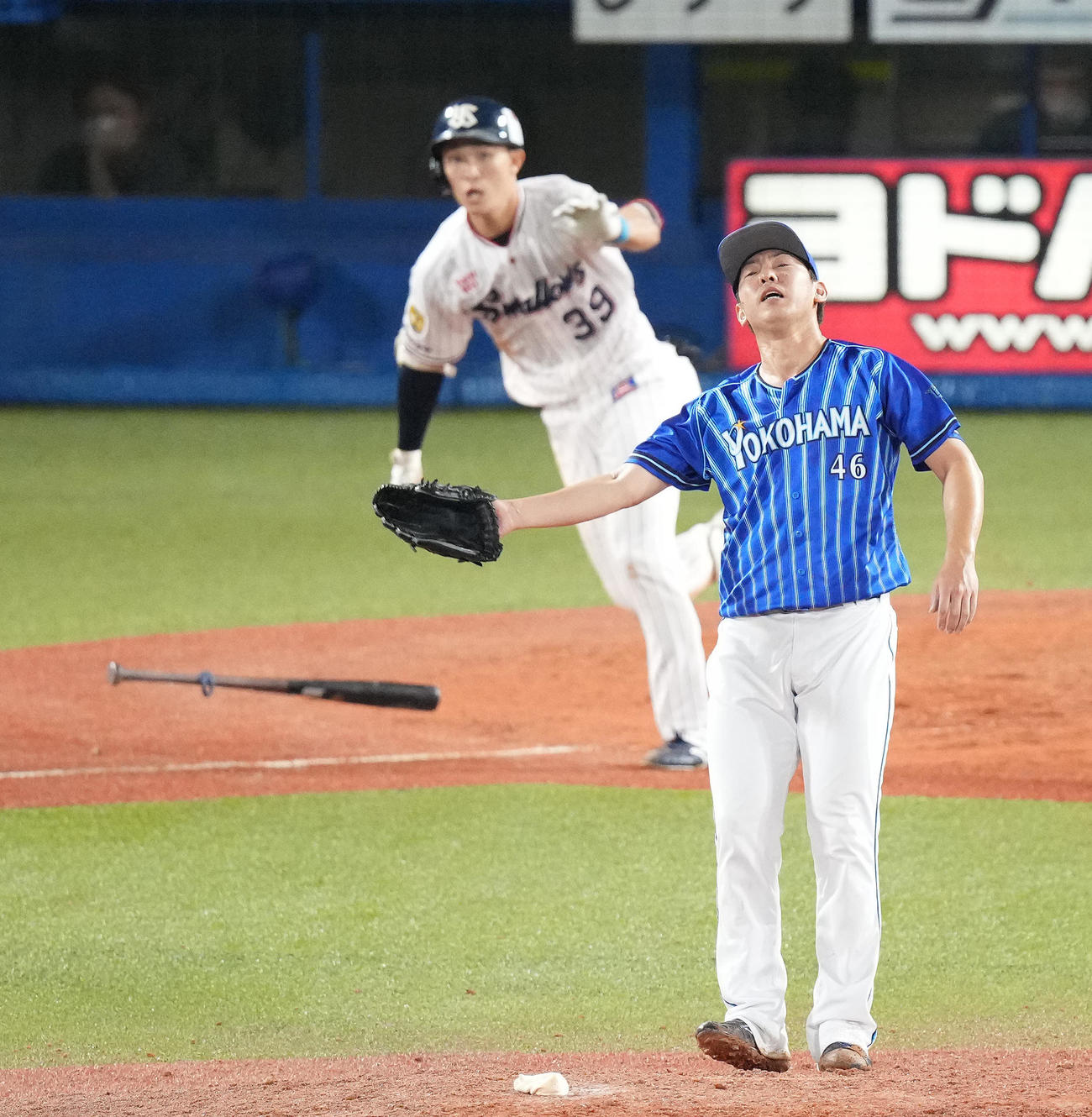 ヤクルト対DeNA 5回裏ヤクルト1死一、三塁、宮本に中前適時打を浴びる田中健（撮影・鈴木みどり）