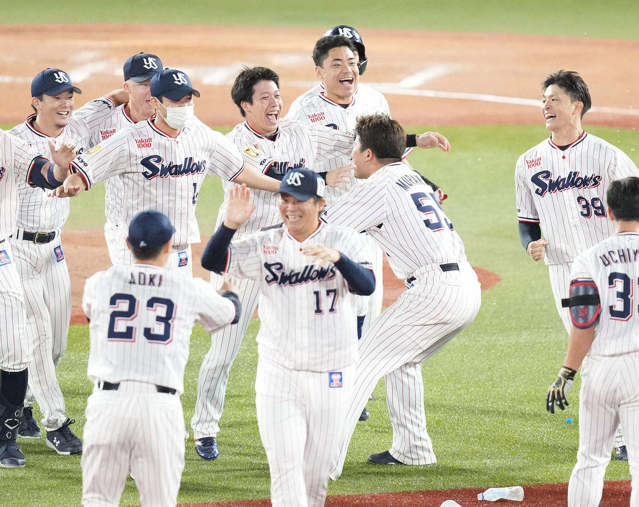 ヤクルト対DeNA　サヨナラ勝ちでセ・リーグ連覇を決め喜ぶ中村（中央奥）、村上（同右）、山田（同左）ら（撮影・鈴木みどり）