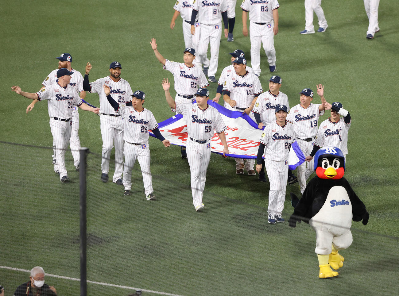 セ・リーグ優勝を決め、場内一周する村上（中央）らヤクルトの選手たち（撮影・河田真司）