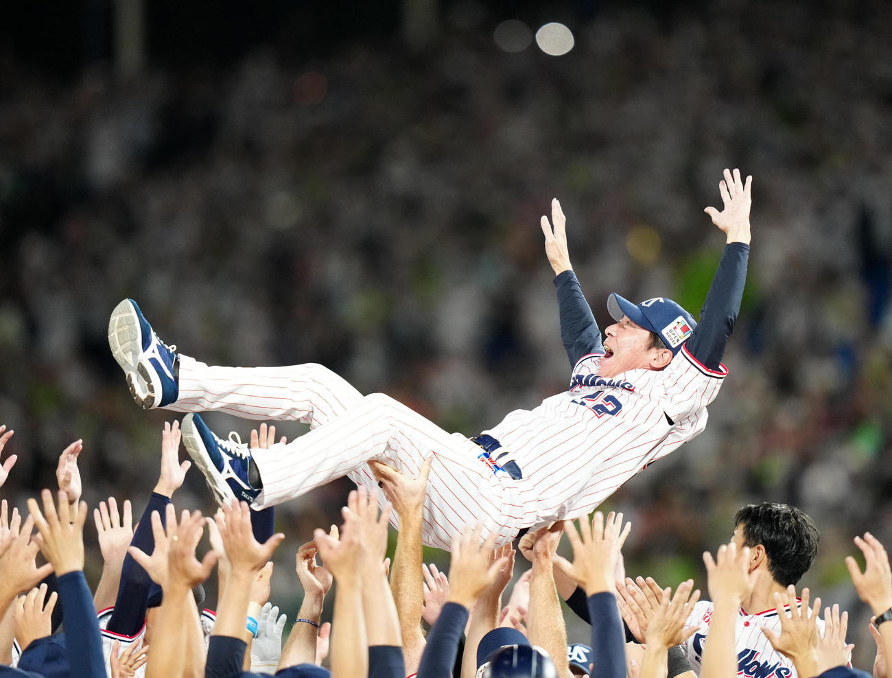 ヤクルト対DeNA　セ・リーグ優勝を決め、胴上げされるヤクルト高津監督（撮影・江口和貴）