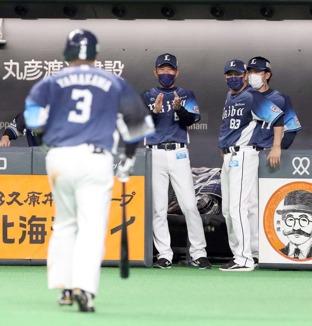 日本ハム対西武　8回表西武無死一塁、適時二塁打を放った山川（左手前）を笑顔で出迎える辻監督（撮影・佐藤翔太）